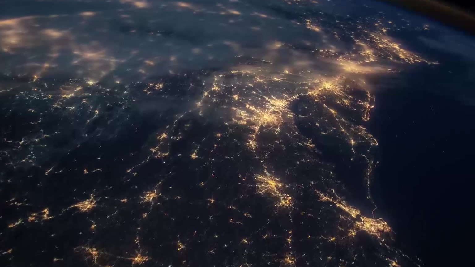 从太空看地球夜晚的灯光是什么样子的?